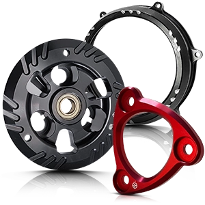Schwarze und rote CNC-gefräste Motorteile mit reflektierender Oberfläche.